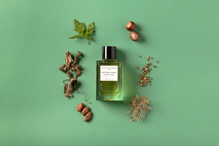 狂熱廣藿 PATCHOULI MANIA 淡香精（榛果、印蒿、芫荽、可可、茶香、廣藿香、香根草），10ml／900元、100ml／3800元。品牌提供