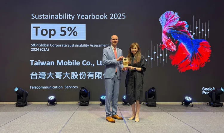 《2025年標普全球永續年鑑》表彰典禮今日舉行，台灣大哥大連續8年榮登全球前5%頂尖企業之列，由永續品牌公關副總劉麗惠(右)代表領獎