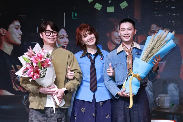 張簡君偉（左）與高真（右）祝賀曾沛慈專輯大賣。娛樂中心攝