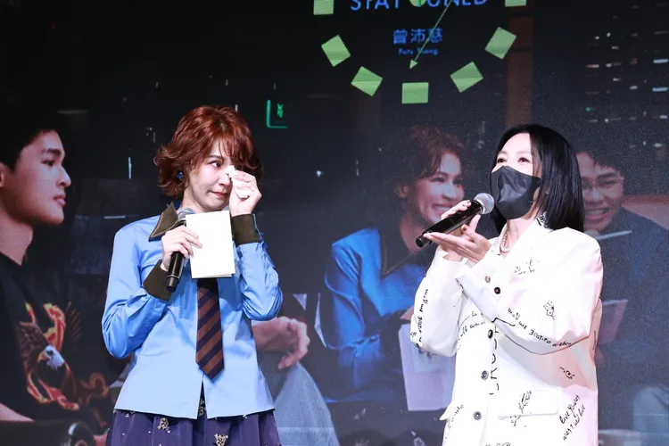 《太太太厲害》飾演曾沛慈（左）婆婆的苗可麗（右）手寫卡片超催淚。娛樂中心攝