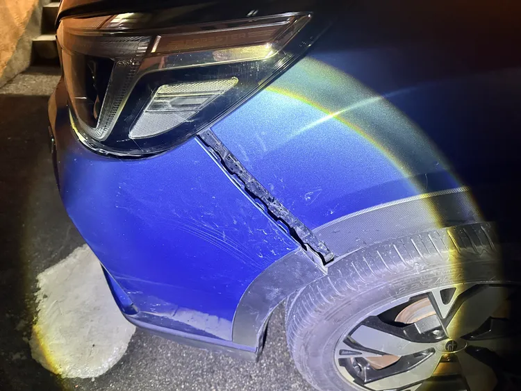 在國道撞擊行人的自小客車。民眾提供