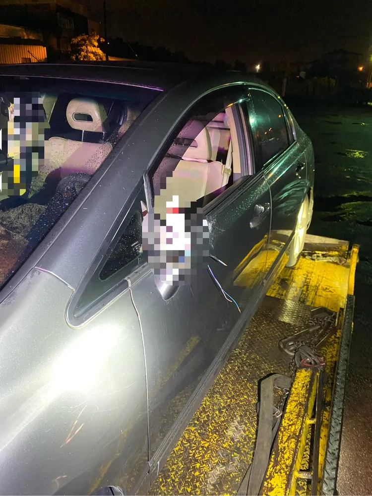 在國道撞擊行人的自小客車。民眾提供