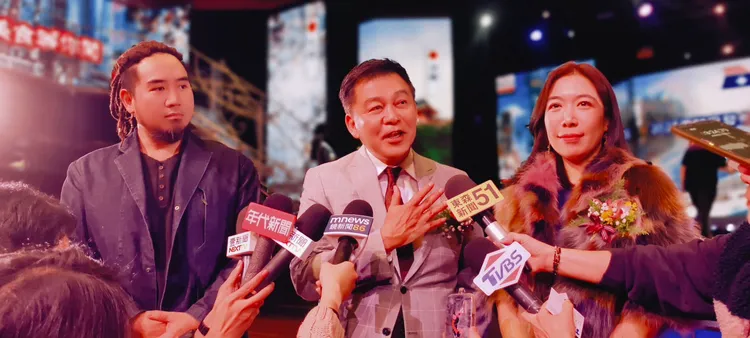 吳明發（中）受訪時分享：「將近三十年前，麗星郵輪從這裡出發，帶領亞洲郵輪市場邁向繁榮。麗星郵輪提供