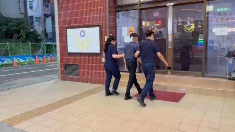 高男持刀揮舞，被警方依違反社會秩序維護法，移請法院簡易庭裁處。翻攝畫面