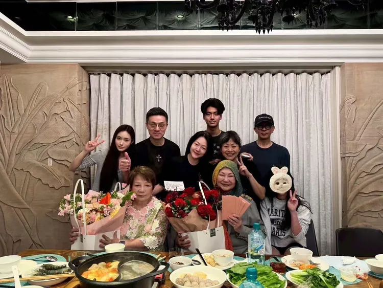 S家母親節齊聚一堂。翻攝黃春梅臉書