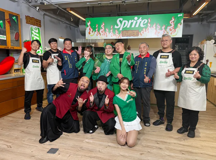 （左起)主夜市梁主委、評審美麗本人、泰國娘娘、阿達、主持人麻由。緯來綜合提供