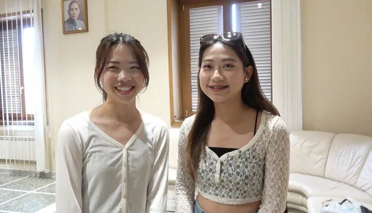 在比利時當交換學生的張佳樂（右）、呂宛霖（左）向中央社表示，她們特別參觀駐教廷使館並拍照，緩解思鄉的心情。 中央社