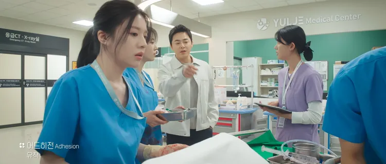 曹政奭（中）劇中經過急診室，提點後輩高允貞（左）、申始雅。翻攝Netflix