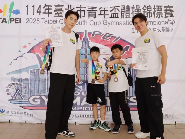 青年盃體操錦標賽奪牌合照，潘胤傑（左起）、兩名學生、教練古程丰。小超人綜合體能俱樂部提供