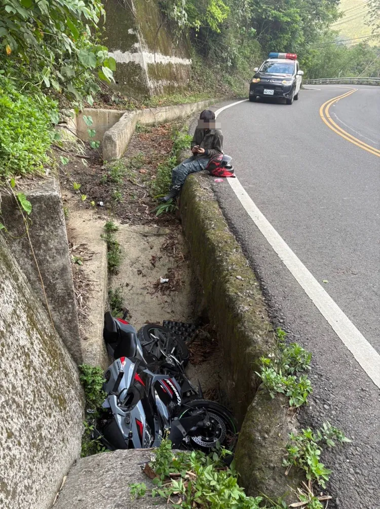 女重機騎士掉落山溝，自行爬出脫困後報警求援。翻攝畫面