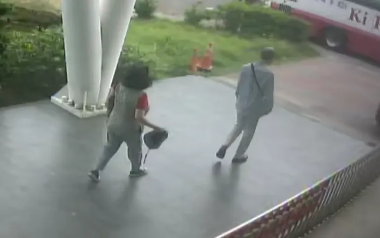 謝昊哲透過旅遊照片找到蛛絲馬跡，幫助中村女士找到導遊，順利繼續未完的旅程。翻攝畫面