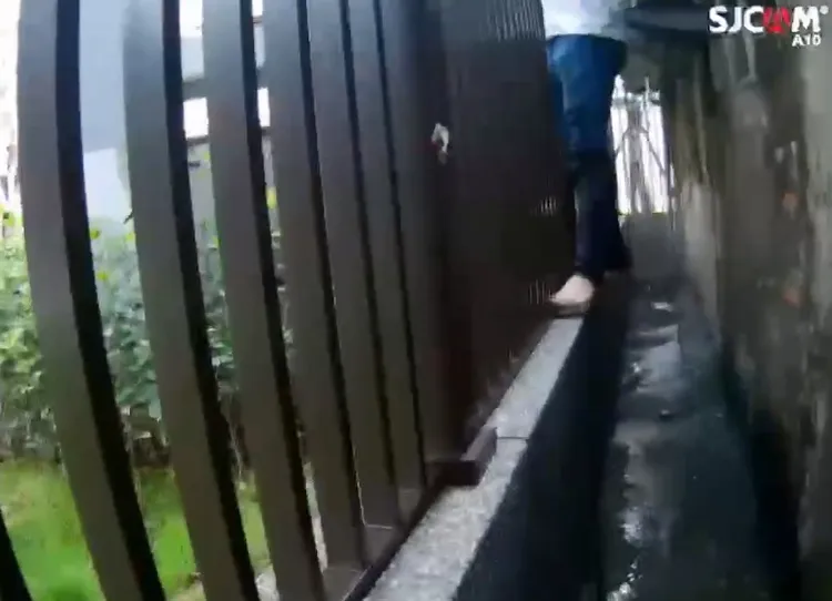 蕭男企圖翻越欄杆，警開槍嚇阻。警方提供