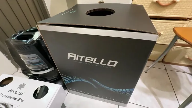 看起來不起眼的吸塵器竟要價12.8萬元，陳姓男大生貸款48期連同利息合計近15萬元。江和樹提供