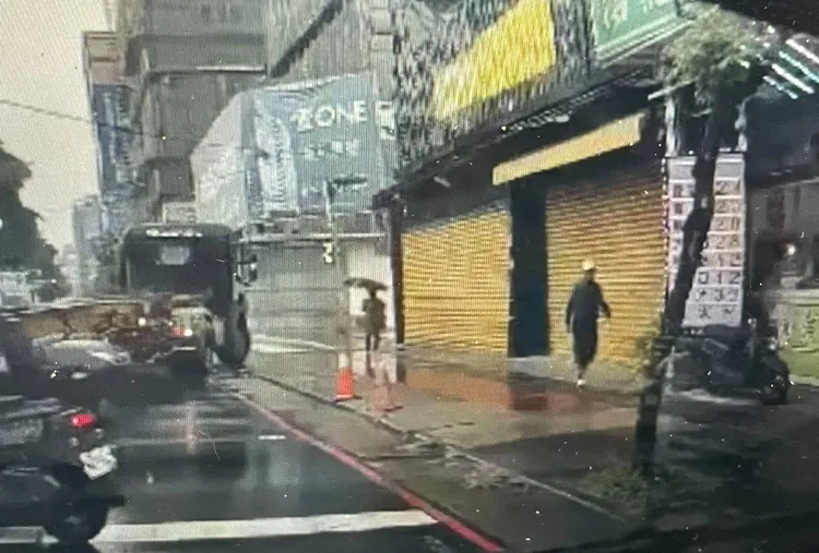 聯結車駕駛(右)下車走向檳榔攤。翻攝臉書爆料公社