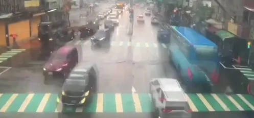 聯結車司機不顧後方一整排車輛要通行，竟為了買檳榔就大剌剌將車子停在行穿線上，阻礙後方車輛通行。翻攝畫面