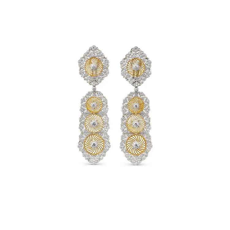 由Tulle工藝打造的垂墜式耳環可轉換為釘式耳環，下半部亦可拆卸。品牌提供