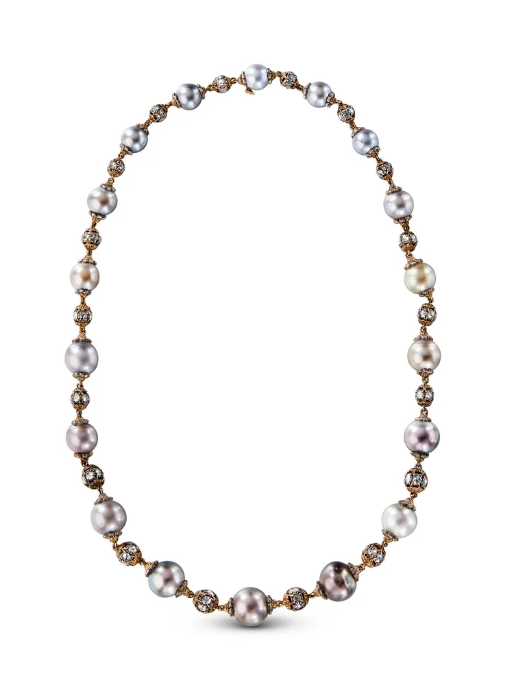 以黃金、玫瑰式切割鑽石、大溪地珍珠打造的Ombelicali長項鍊。品牌提供