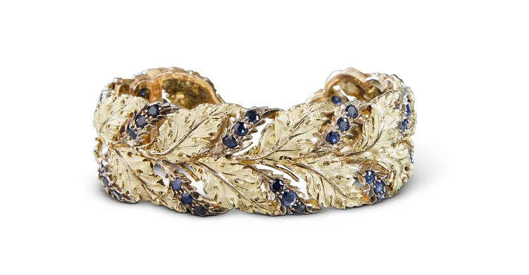 Vintage橡葉手鐲由Gianmaria Buccellati於1965年製作，黃金製的枝幹採用Rigato技法雕刻，橡葉則以Segrinato雕刻，透過不同方向進行重疊雕刻模仿樹葉的柔和質感。品牌提供