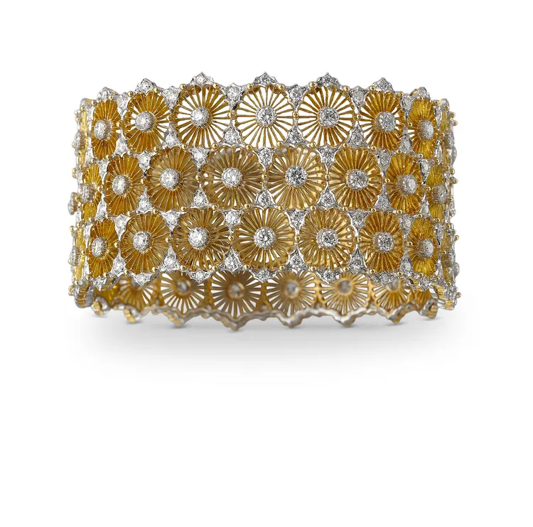 Tulle工藝手環，透過手工穿孔與鏤空技術，展現金屬中的輕盈美感。品牌提供