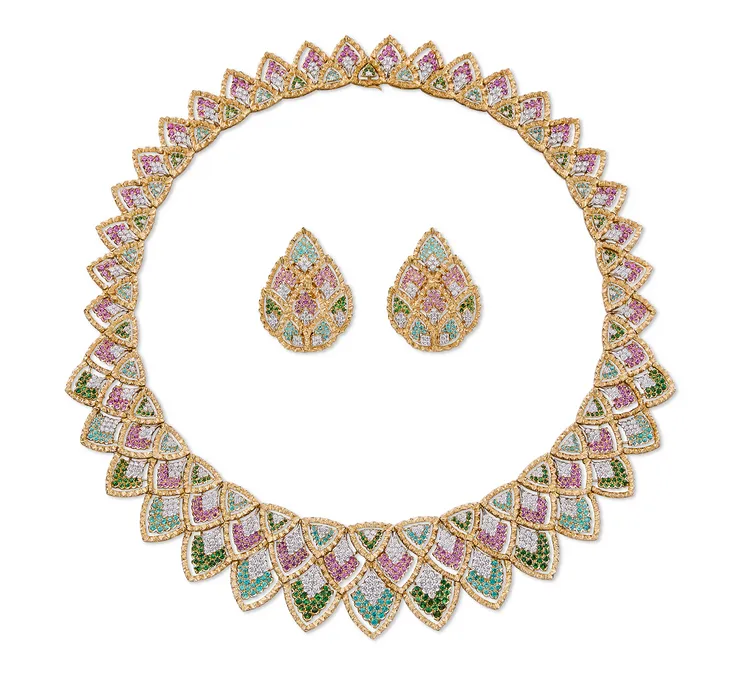 Giardino項鍊使用Modellato工藝雕刻黃金，並以粉紅色藍寶石象徵蓮花的花瓣。品牌提供