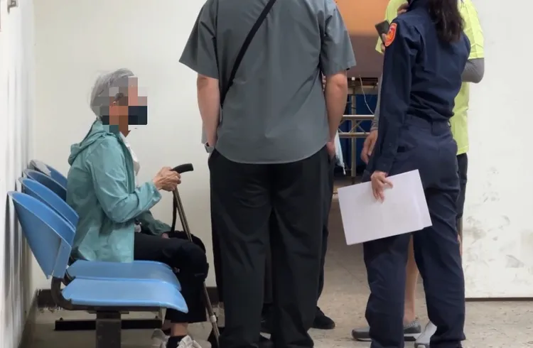 趙母目睹兒子弒父過程，衝擊甚大，今天在親友陪同嚇到殯儀館相驗，落寞坐在椅子上。民眾提供