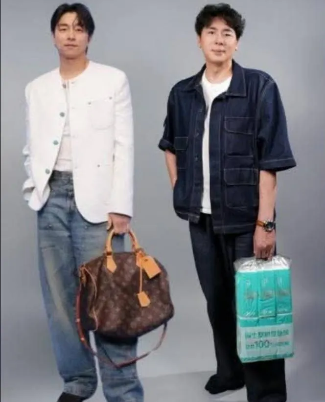 孔劉（左）手拎LV包，梁赫群卻改成手提衛生紙。翻攝梁赫群臉書