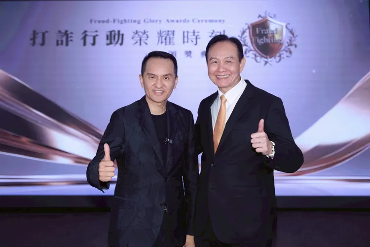 愛爾麗集團董事長常如山（左）與刑事警察局局長周幼偉。彭欣偉攝