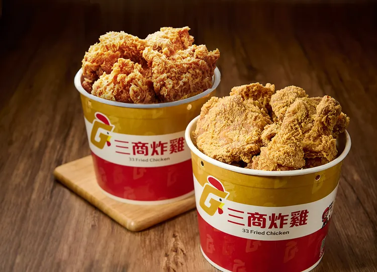 期間外帶「5塊義式炸雞」買1送1，等於炸雞桶份量買1桶送1桶。三商炸雞提供