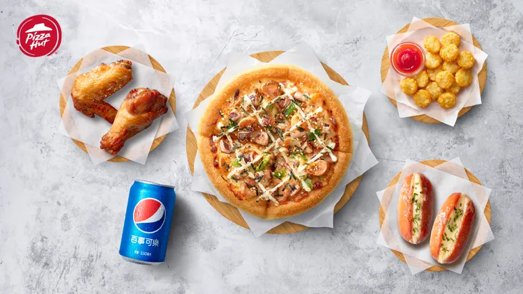 「個人比薩豪爽餐」內含一份個人比薩、3份副食及1罐飲料。必勝客提供
