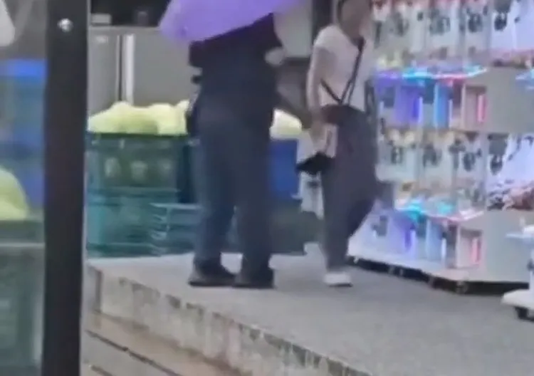 警方對翁女好言相勸。翻攝「社會事新聞影音」