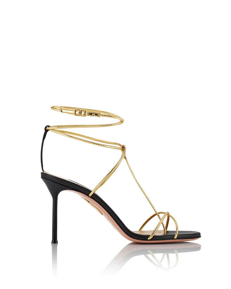 蔡淑臻腳踩的AQUAZZURA金色鏡面Roman Romance系列鞋履，3萬2000元。品牌提供