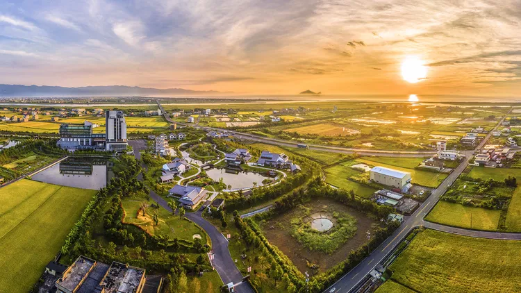 綠舞國際觀光飯店與台北美福大飯店自即日起至9/30推出聯賣住房專案，一次享有山海與城市的雙享假期。業者提供