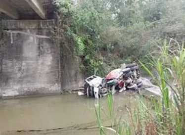預拌混凝土車不慎墜落側翻於河床，造成駕駛左小腿骨折。翻攝畫面