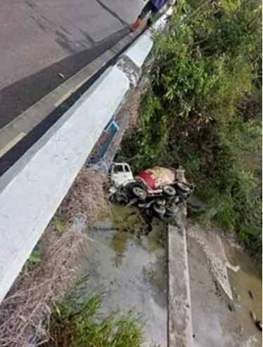 預拌混凝土車不慎墜落側翻於河床，造成駕駛左小腿骨折。翻攝畫面