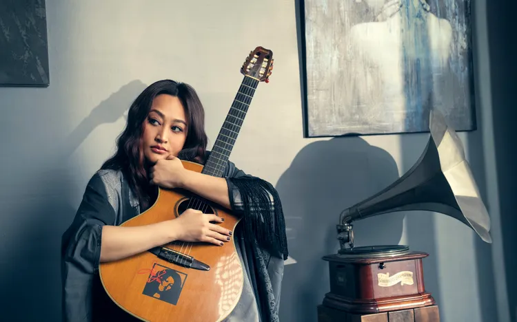 家家以獨特細膩的嗓音唱紅許多膾炙人口的經典情歌，總能勾勒聽眾最深層的情感共鳴。相信音樂提供