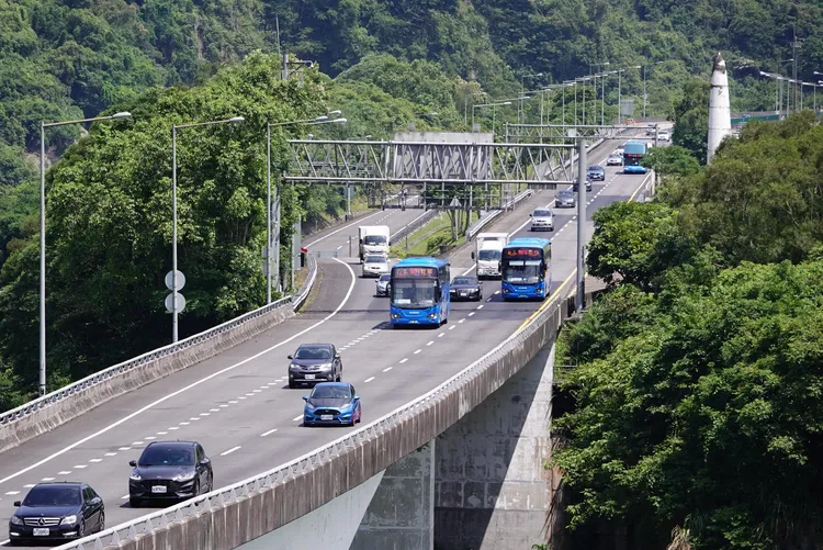 公路局統計，昨日東部國道客運路線共計行駛1613班次，疏運人數較113年同期增加0.4%。示意圖，莊宗達攝