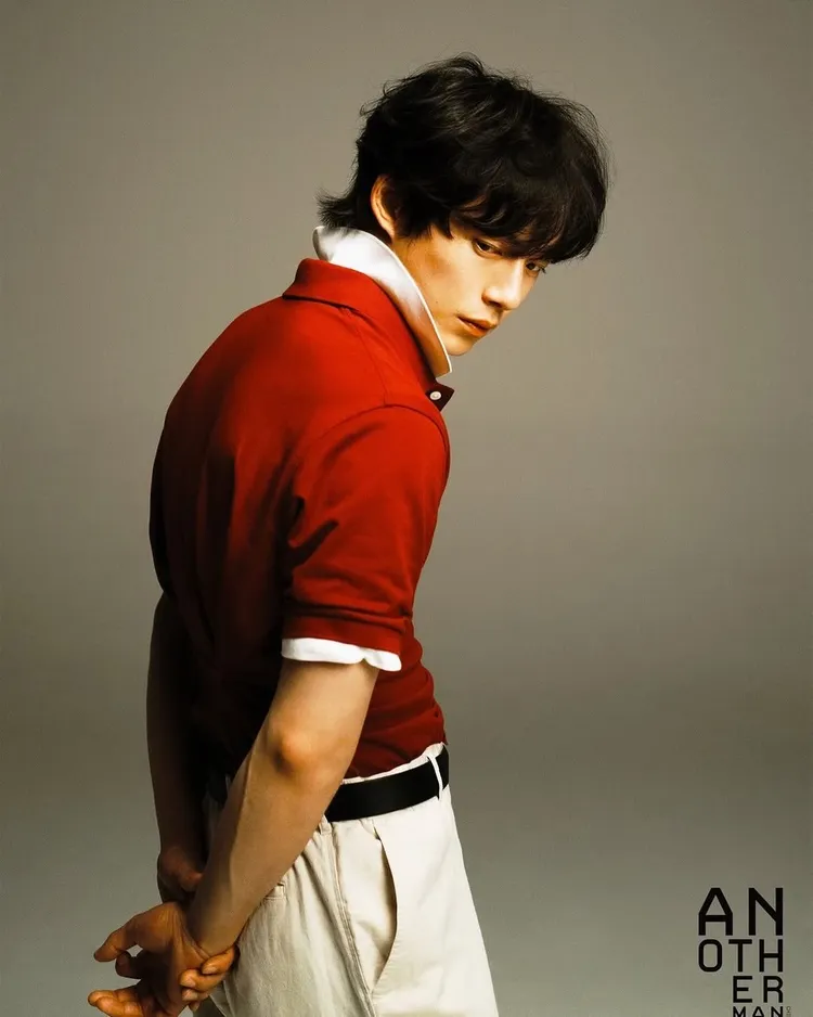 坂口健太郎在全新帥照中大玩疊穿混搭。翻攝坂口健太郎IG