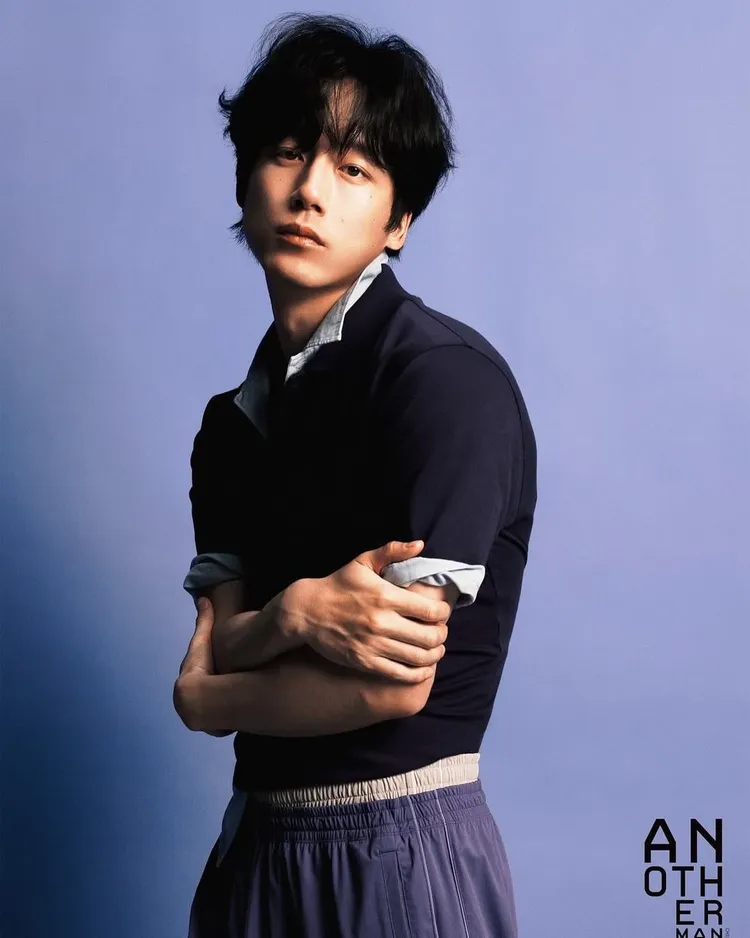 坂口健太郎將網眼POLO衫配上短袖棉麻襯衫。翻攝坂口健太郎IG