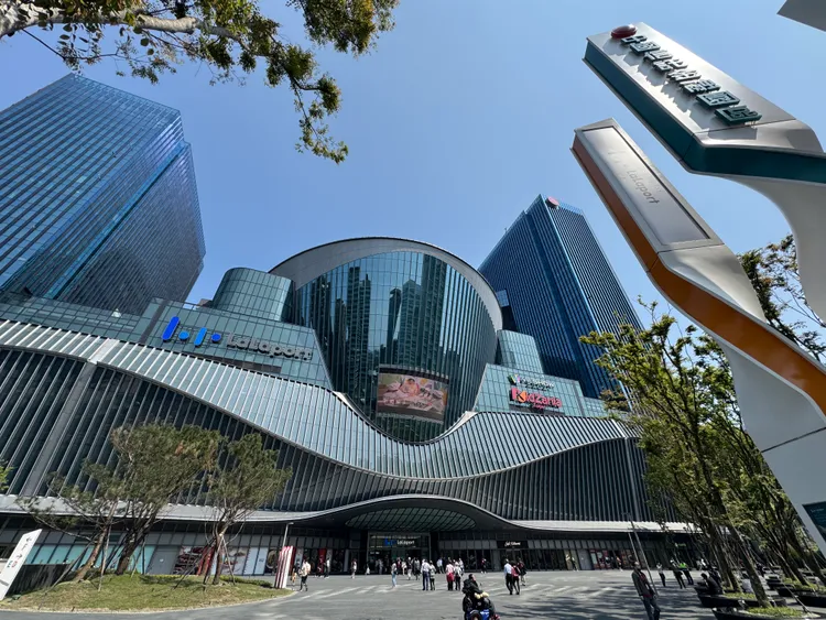 近期開幕的南港LaLaport，恐吸走大直美麗華等商場人潮 。彭欣偉攝