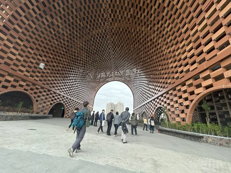 台鐵「空中鳳城」總樓地板面積超過4萬平方公尺，共有3棟最高為10樓的建築。台鐵提供