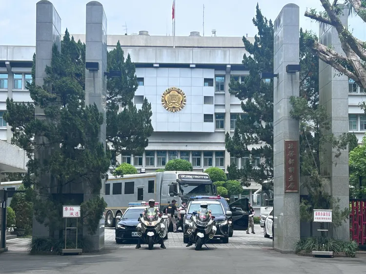 114年度全國獲案毒品證物公開銷燬儀式，運送戒護車隊聲勢浩大。法務部調查局提供