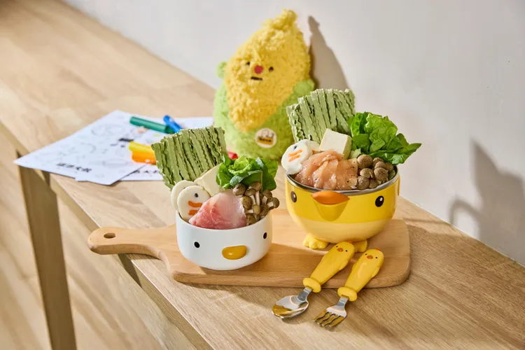 雞湯大叔全新「頭好壯壯兒童餐」是專為小小湯控設計的暖心組合！主餐營養均衡，還附上超可愛的蔬菜娃娃。業者提供