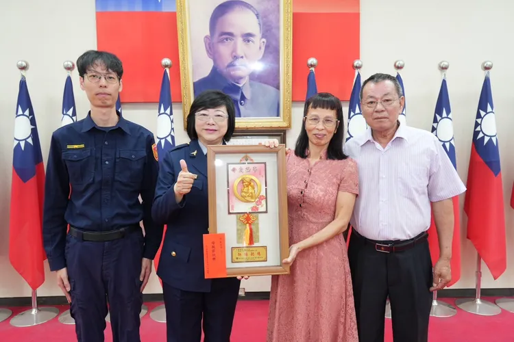 新竹縣警局長宣介慈表揚警察模範母親劉金蓮女士。新竹縣警局提供