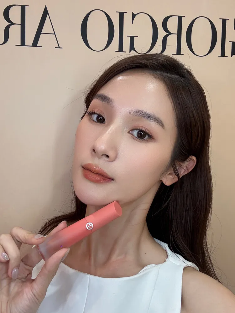 GIORGIO ARMANI奢華絲緞訂製水唇釉威尼斯日出限定版#18日出微曦。品牌提供