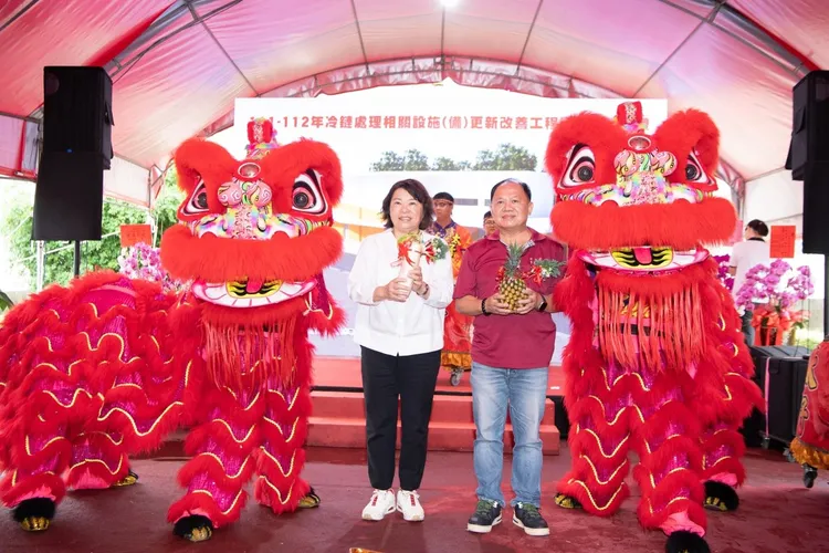 嘉義市政府爭取中央補助，投入3億多元重建肉品市場，去年動土還請張姓負責人（右）參加。取自嘉市府網站