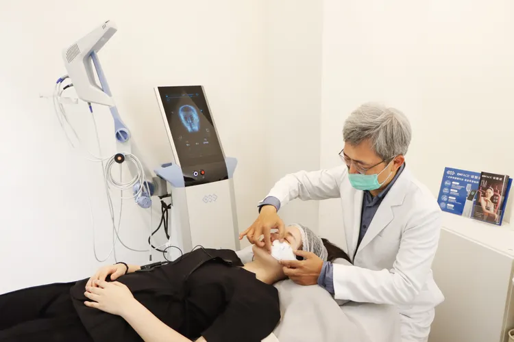 《品維維健康美學診所》段茂瑋醫師正在為顧客貼貼片