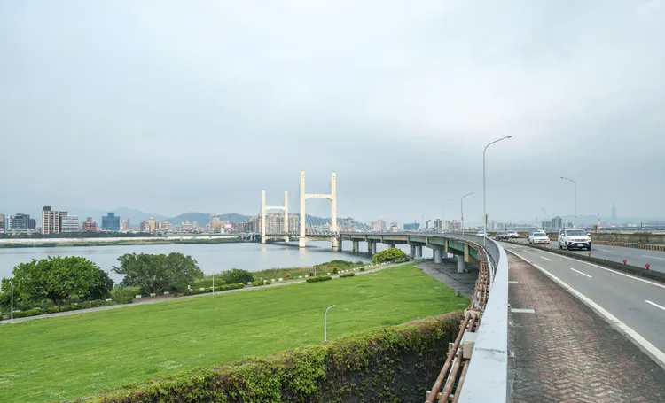 位於新北市三重重陽重劃區的「鼎藏豐碩」，擁有重陽橋一橋之隔近北士科的絕對地段與交通優勢，享有北士科的科技廊帶未來利多。鼎藏豐碩提供