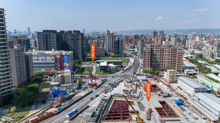 鼎藏豐碩位居重陽特區30米集賢路第一排，臨環狀線Y22五華街站計畫位置，五泰輕軌相會、雙捷運交匯核心。鼎藏豐碩提供