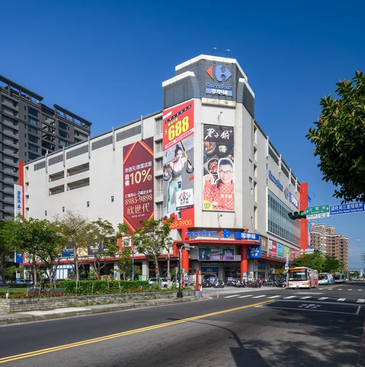 「鼎藏豐碩」位居重陽特區30米集賢路第一排，過馬路即享24小時家樂福旗艦店。鼎藏豐碩提供