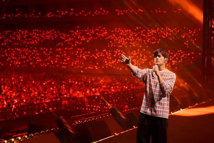 天王周杰倫在南寧演唱會上搶先穿Dior 2025秋季男裝系列。杰威爾音樂提供